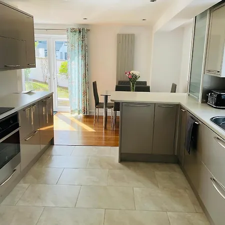 Sunny Corner, Padstow. Spacious 3 Bedrooms, 2.5 Bathrooms, Parking, Garden. Exterior photo