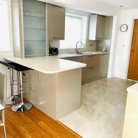 Sunny Corner, Padstow. Spacious 3 Bedrooms, 2.5 Bathrooms, Parking, Garden. Exterior photo